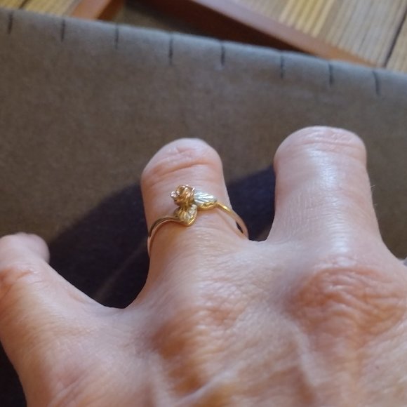 10K Yellow Gold Flower Ring Size 6 - Picture 5 of 8